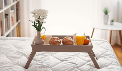 Frokost på sengen, som viser at å spise en tidlig frokost er en måte å faktisk gå ned i vekt uten diett