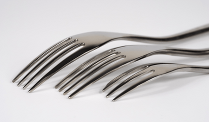 Tre gafler plassert ved siden av hverandre. Den til venstre er stor, deretter mellomstor, og den minste på høyre side representerer at dagens største måltid skal spises først, og det minste som skal spises sist