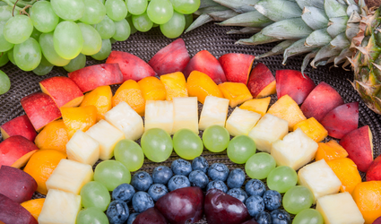 En regnbue bestående av frukt som representerer de ulike sunne fytokjemikaliene i plantematen.