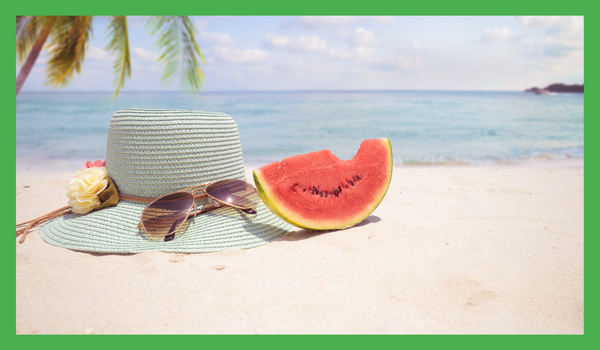 Strand ved havet solhatt solbriller vannmelon